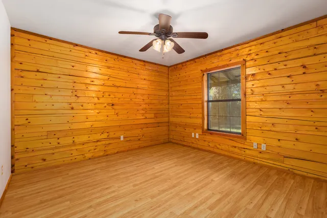 a view of empty room with a ceiling fan