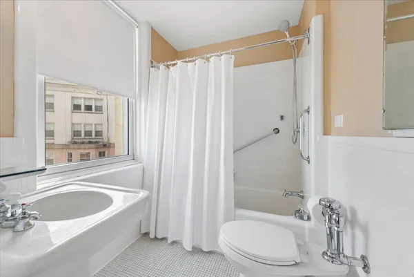 $480,000 | 5555 North Sheridan Road, Unit 1811, Chicago, IL 60640