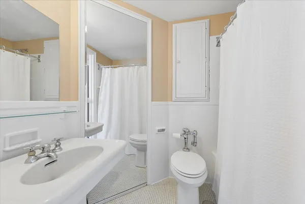 $480,000 | 5555 North Sheridan Road, Unit 1811, Chicago, IL 60640