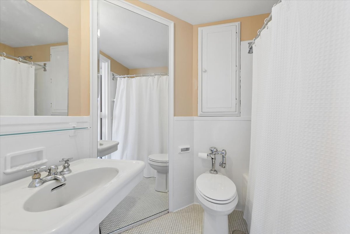 5555 North Sheridan Road, Unit 1811 Chicago, IL 60640 - Photo 16 of 25