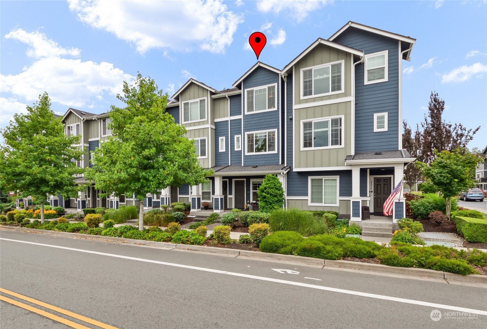 3312 31st Drive Everett, WA 98201 - Photo 2 of 27 a front view of a multi story residential apartment building with yard and traffic signal