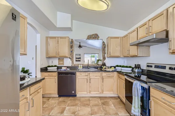 $2,250 | 5770 West Seldon Lane, Glendale, AZ 85302
