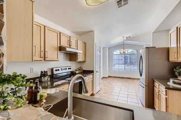 $2,250 | 5770 West Seldon Lane, Glendale, AZ 85302