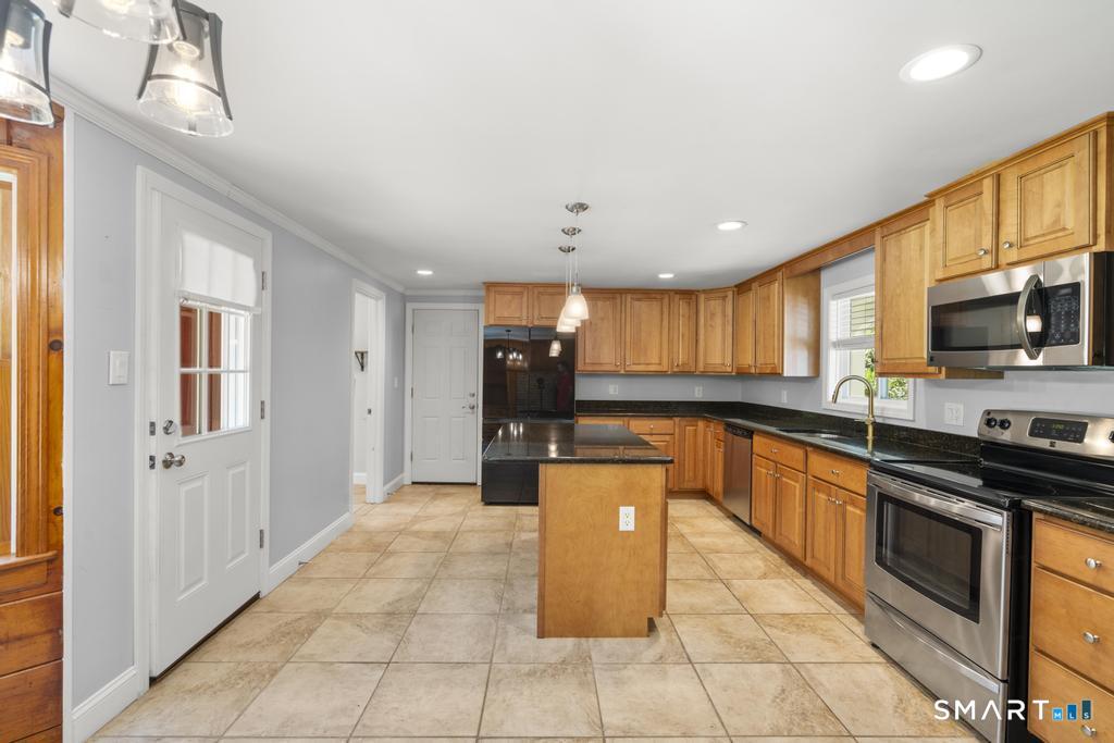 43 East Village Road Shelton, CT 06484 - Photo 3 of 40