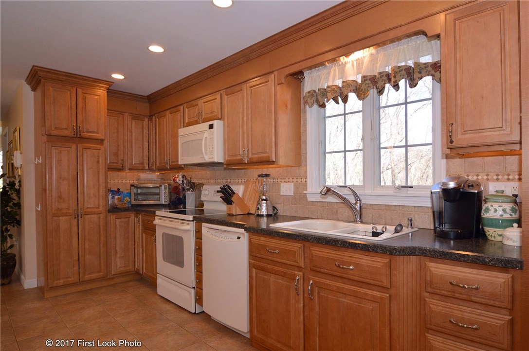 180 Ridge Road Smithfield, RI 02917 - Photo 7 of 39 Kitchen