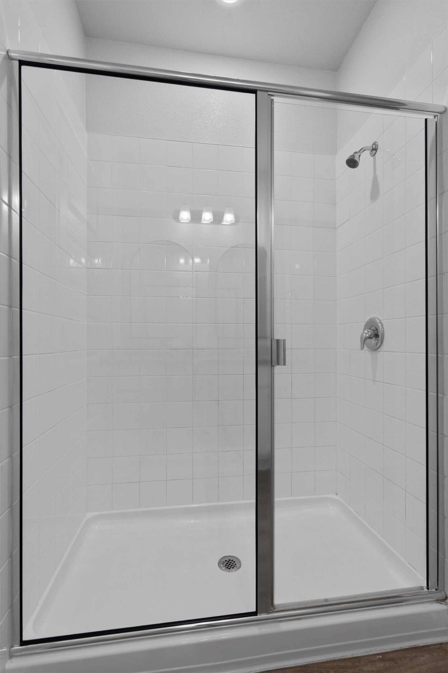 10613 Ridan Way Buda, TX 78610 - Photo 17 of 32 a bathroom with a shower and a bath tub