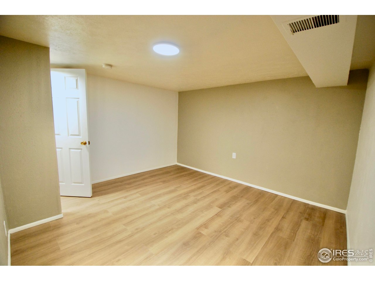 5808 South Pearl Street Centennial, CO 80121 - Photo 34 of 49 Fresh Paint and Flooring