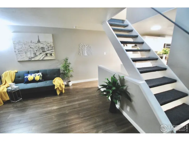 a view of entryway and kitchen