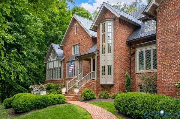 a view of a yard in front of house