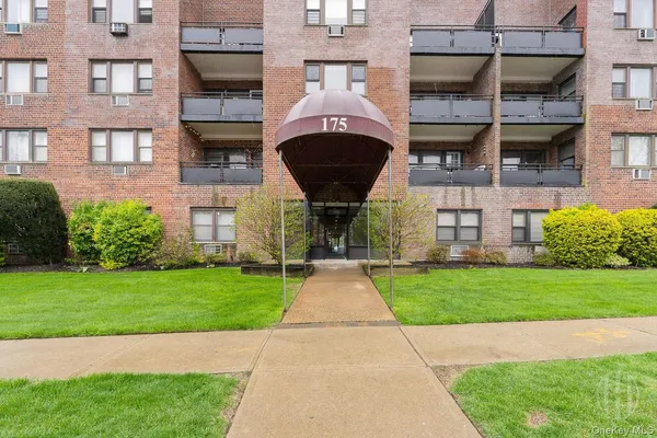 $180,000 | 175 Archer Street, Unit 3E, Freeport, NY 11520