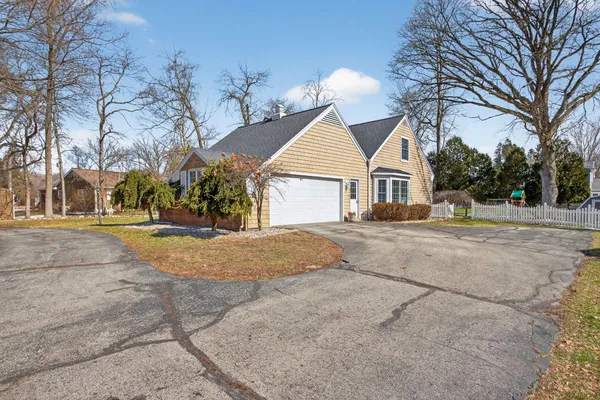 $419,900 | 3825 West Walmont Road, Jackson, MI 49203