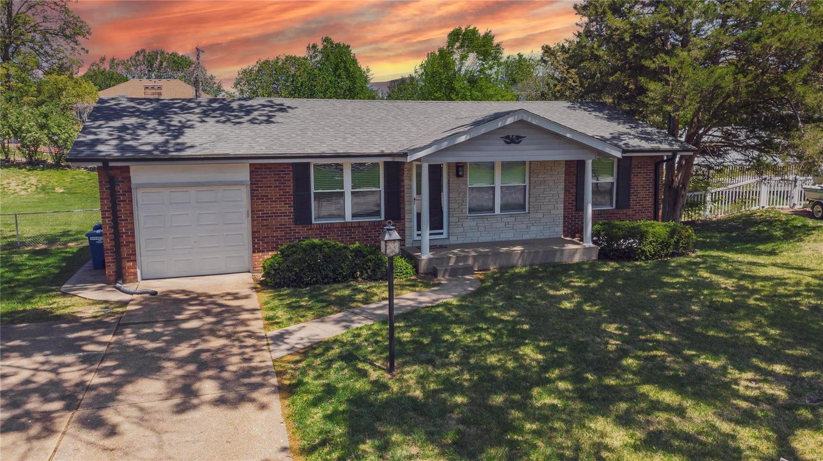 883 Rinzetta Drive St. Louis, MO 63129 - Photo 1 of 23