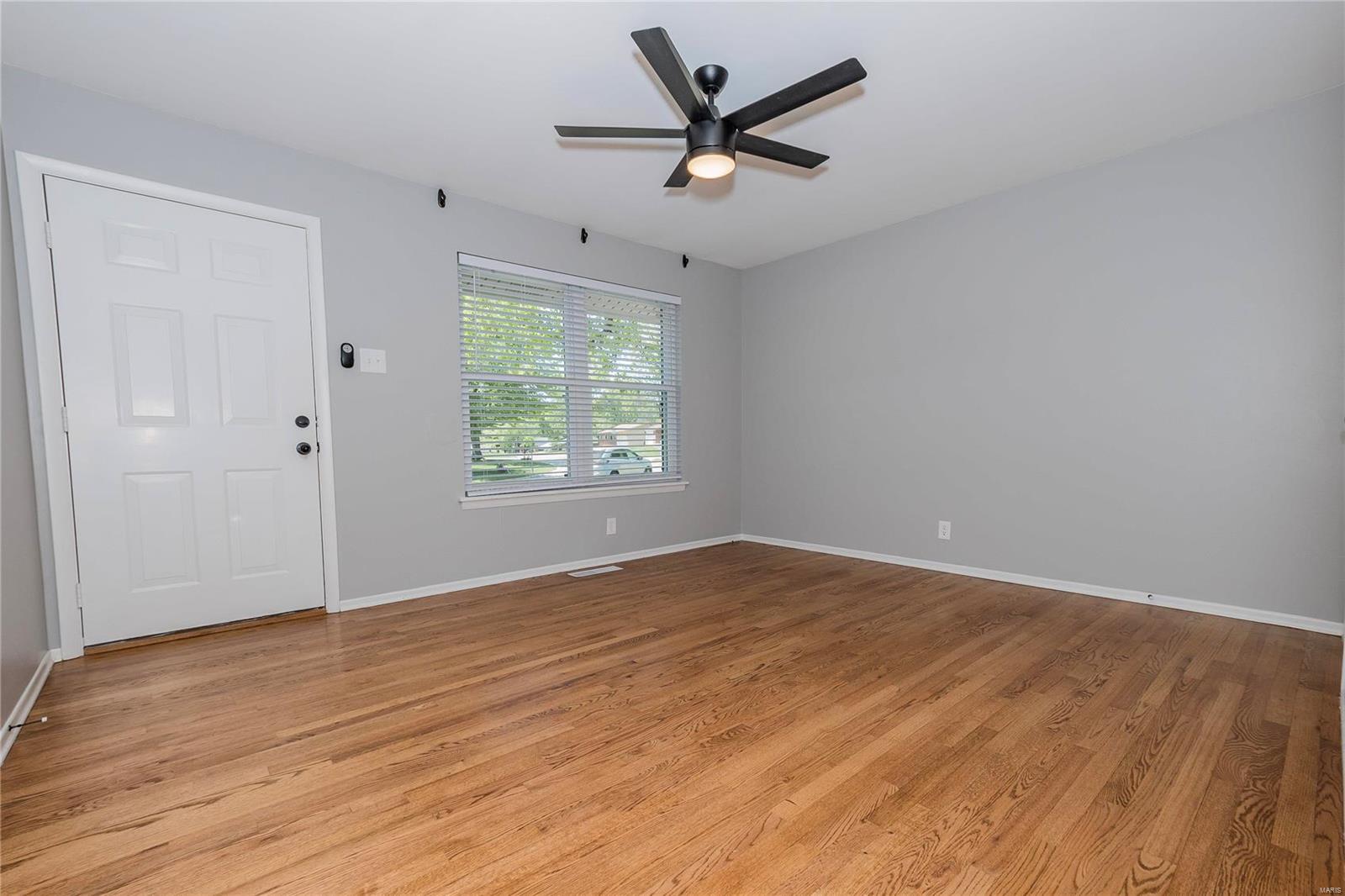 883 Rinzetta Drive St. Louis, MO 63129 - Photo 2 of 23