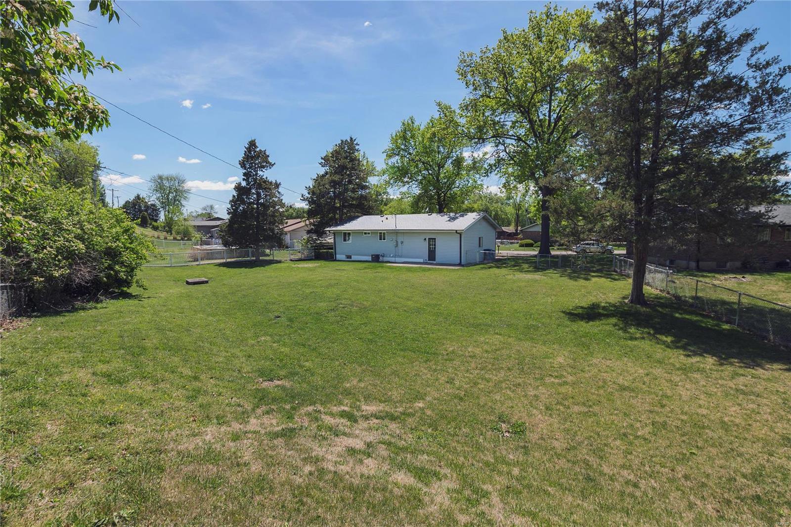 883 Rinzetta Drive St. Louis, MO 63129 - Photo 21 of 23