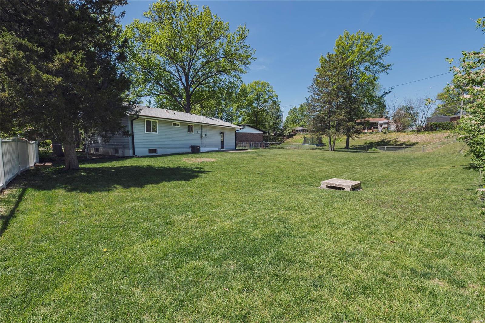 883 Rinzetta Drive St. Louis, MO 63129 - Photo 22 of 23