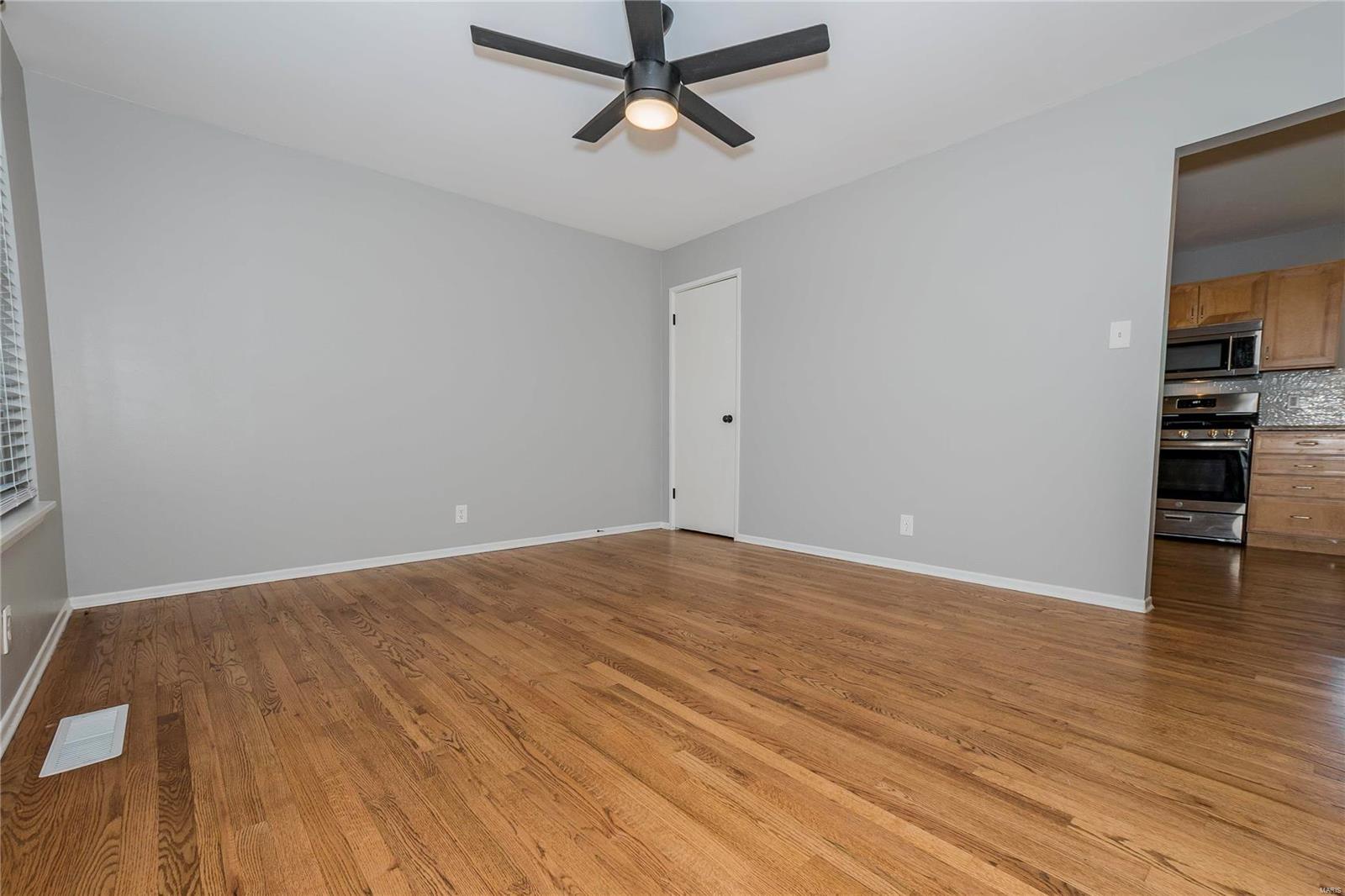 883 Rinzetta Drive St. Louis, MO 63129 - Photo 3 of 23