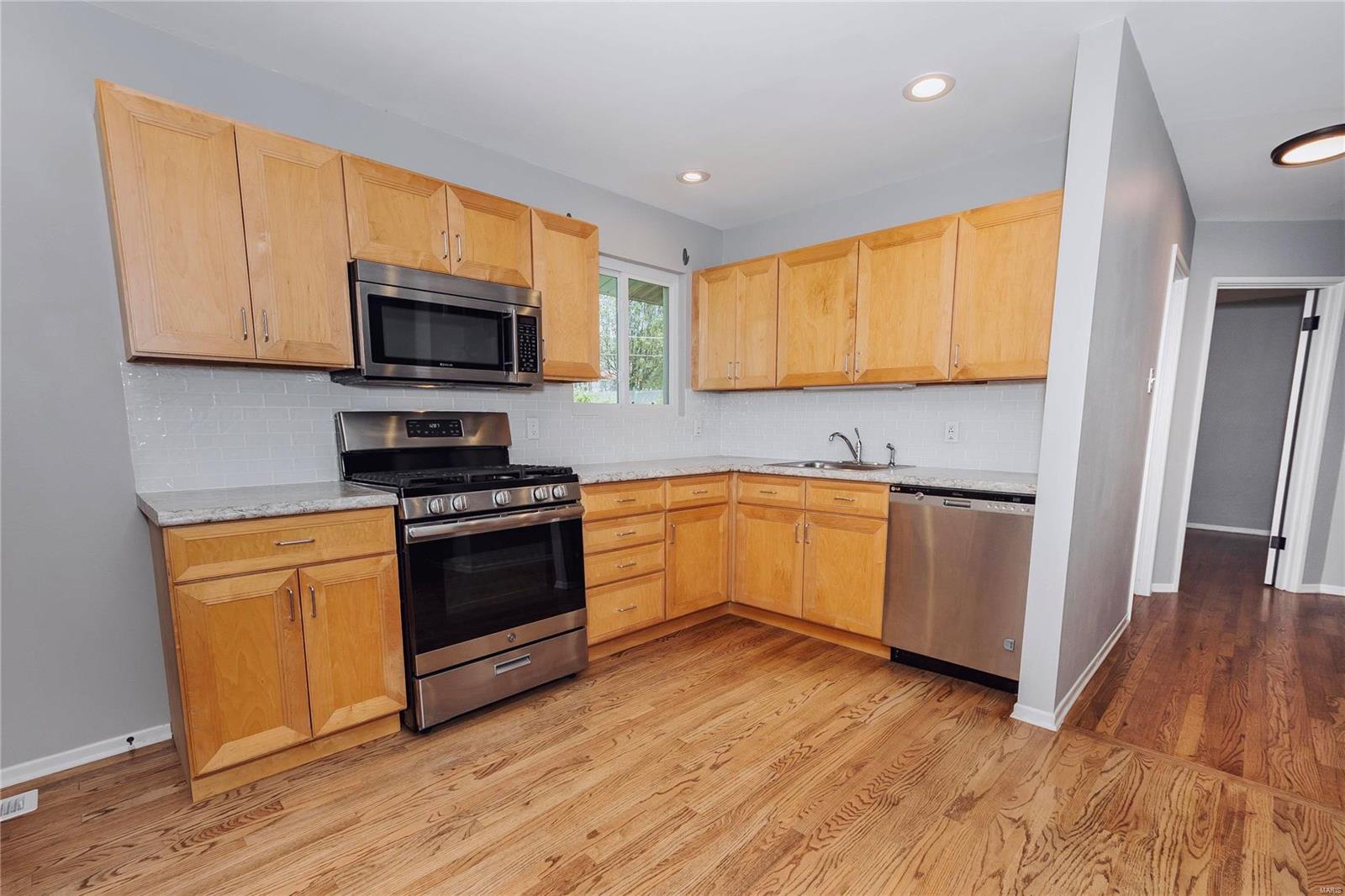 883 Rinzetta Drive St. Louis, MO 63129 - Photo 4 of 23