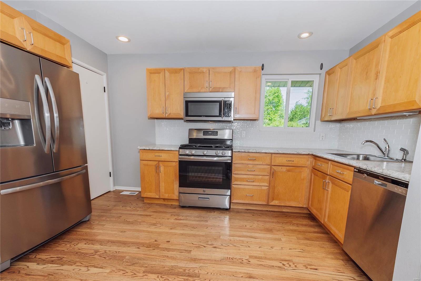 883 Rinzetta Drive St. Louis, MO 63129 - Photo 5 of 23