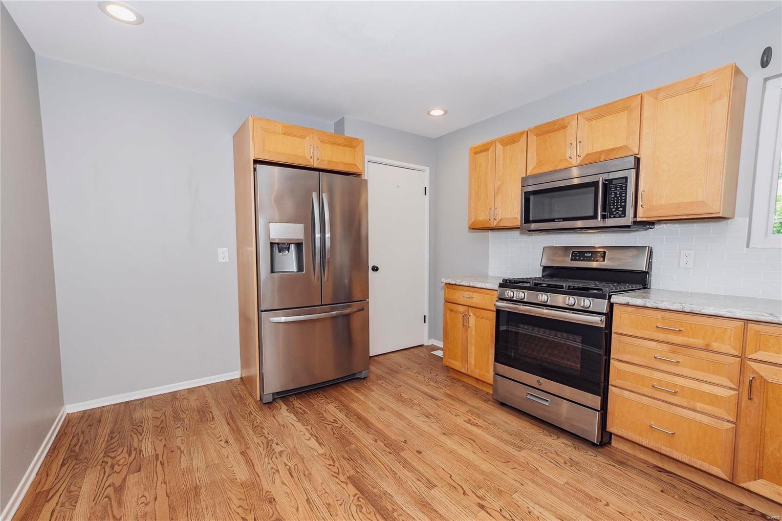 883 Rinzetta Drive St. Louis, MO 63129 - Photo 6 of 23