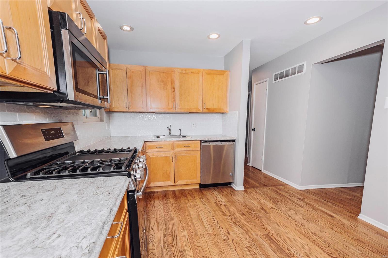 883 Rinzetta Drive St. Louis, MO 63129 - Photo 7 of 23