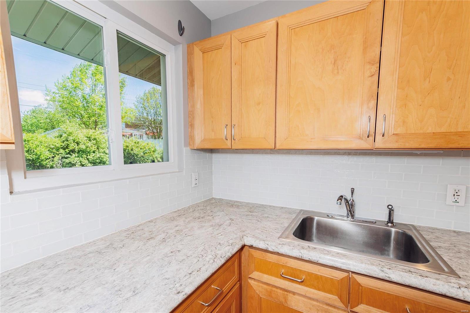 883 Rinzetta Drive St. Louis, MO 63129 - Photo 8 of 23