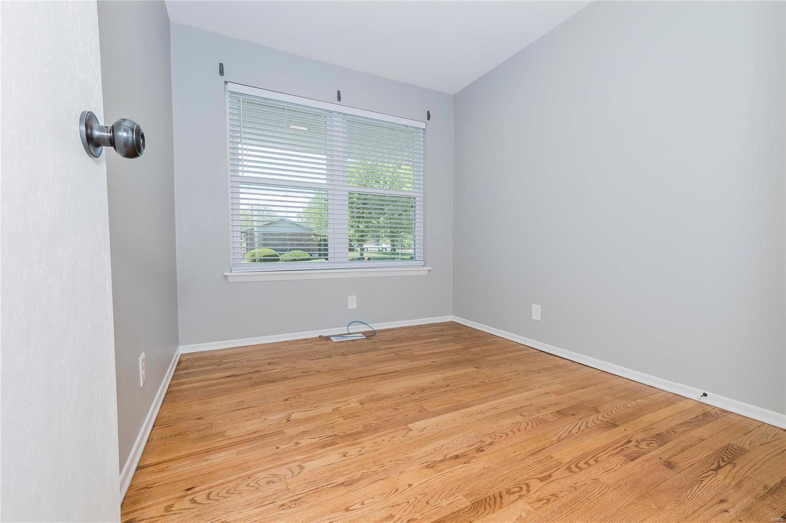 883 Rinzetta Drive St. Louis, MO 63129 - Photo 9 of 23