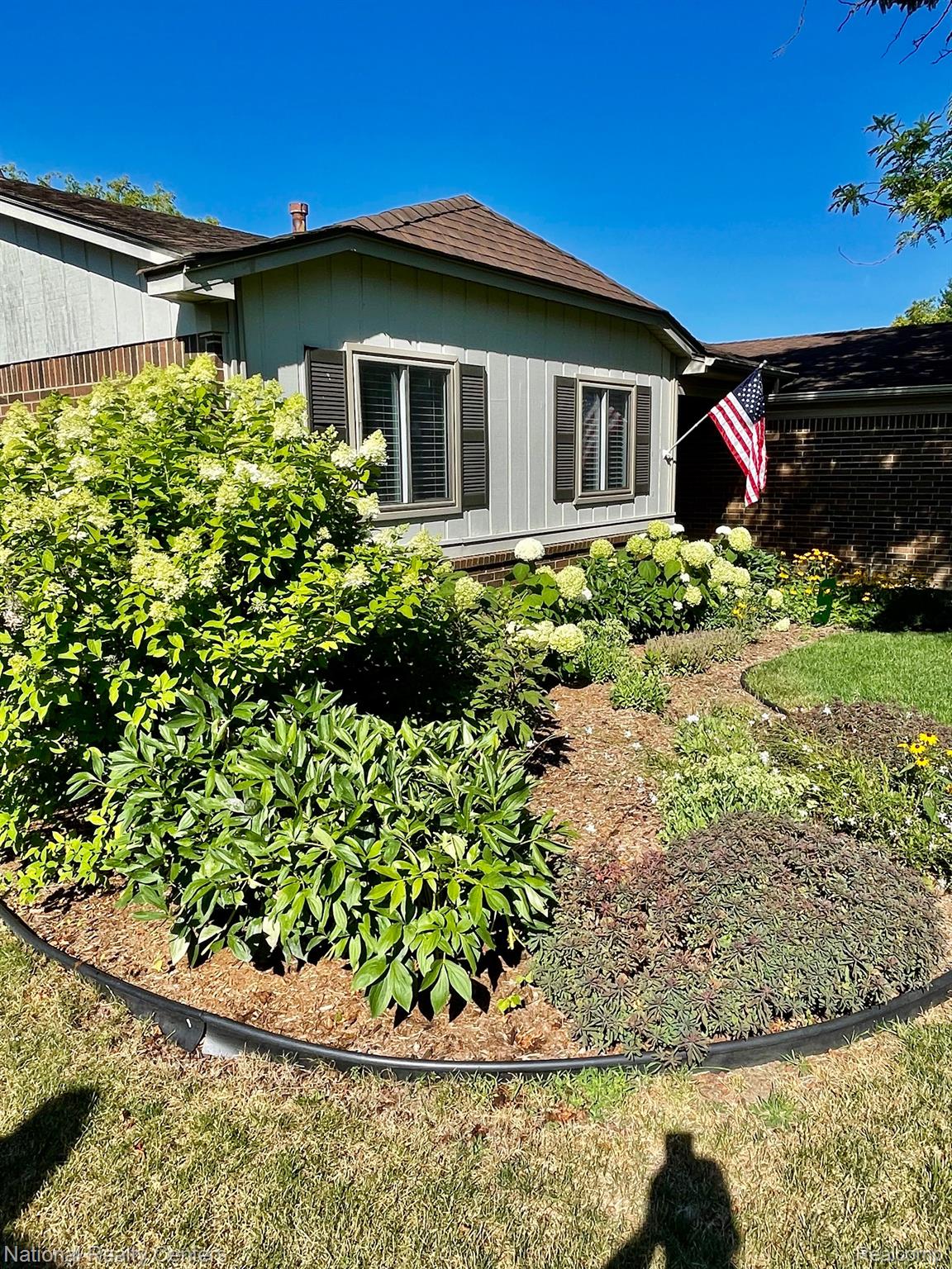 5359 Timber Ridge Trail Clarkston, MI 48346 - Photo 2 of 32 Beautiful flower bed