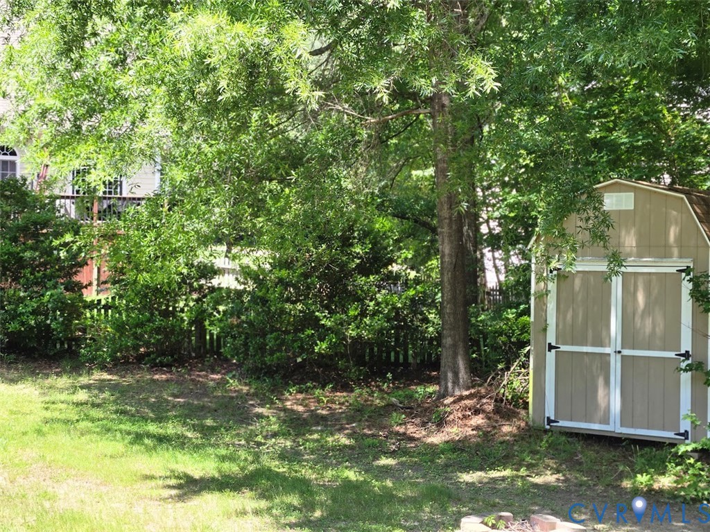 16406 Benmore Road Moseley, VA 23120 - Photo 27 of 32 a backyard of a house with lots of green space