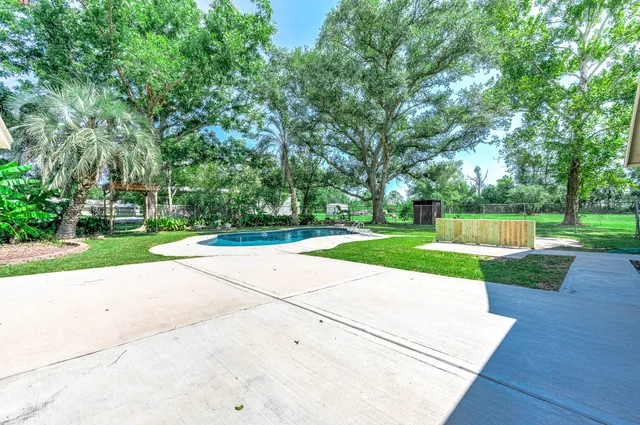 $475,000 | 13725 West 6th Street, Santa Fe, TX 77510