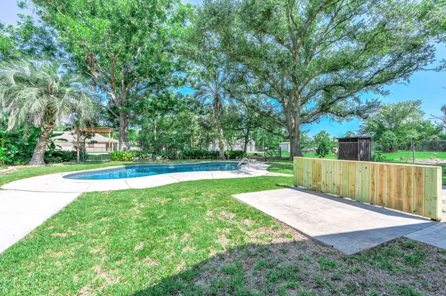 $475,000 | 13725 West 6th Street, Santa Fe, TX 77510