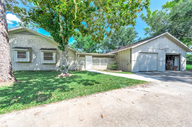 $475,000 | 13725 West 6th Street, Santa Fe, TX 77510