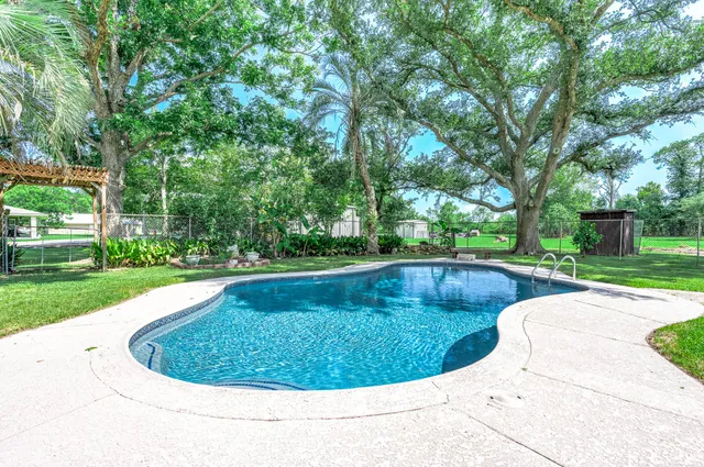 $475,000 | 13725 West 6th Street, Santa Fe, TX 77510