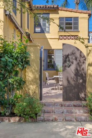 $15,000 | 500 North Las Palmas Avenue, Los Angeles, CA 90004