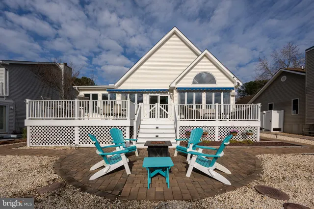 a view of a big yard and dinning table and chairs in the patio