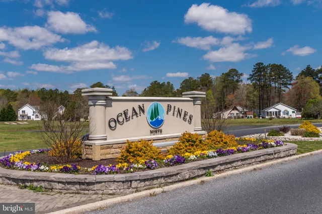 a view of a house with backyard and garden