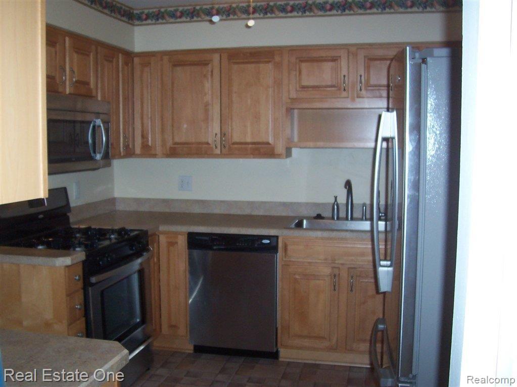 1954 White Birch Court, Unit 129 Rochester, MI 48309 - Photo 9 of 24 Deluxe Maple Cabinets