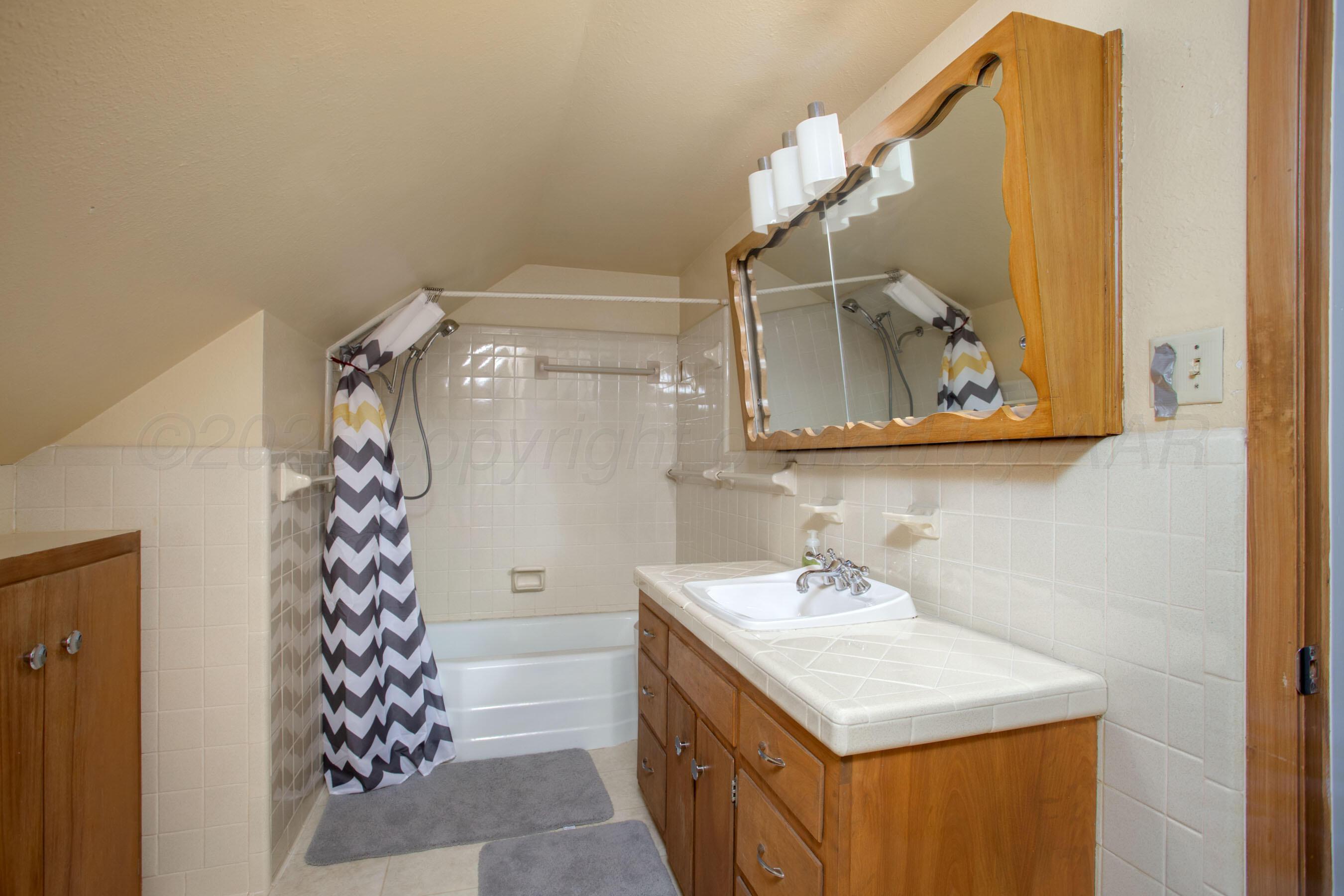 5003 Klinke Road Amarillo, TX 79108 - Photo 22 of 35 Full bathroom upstairs