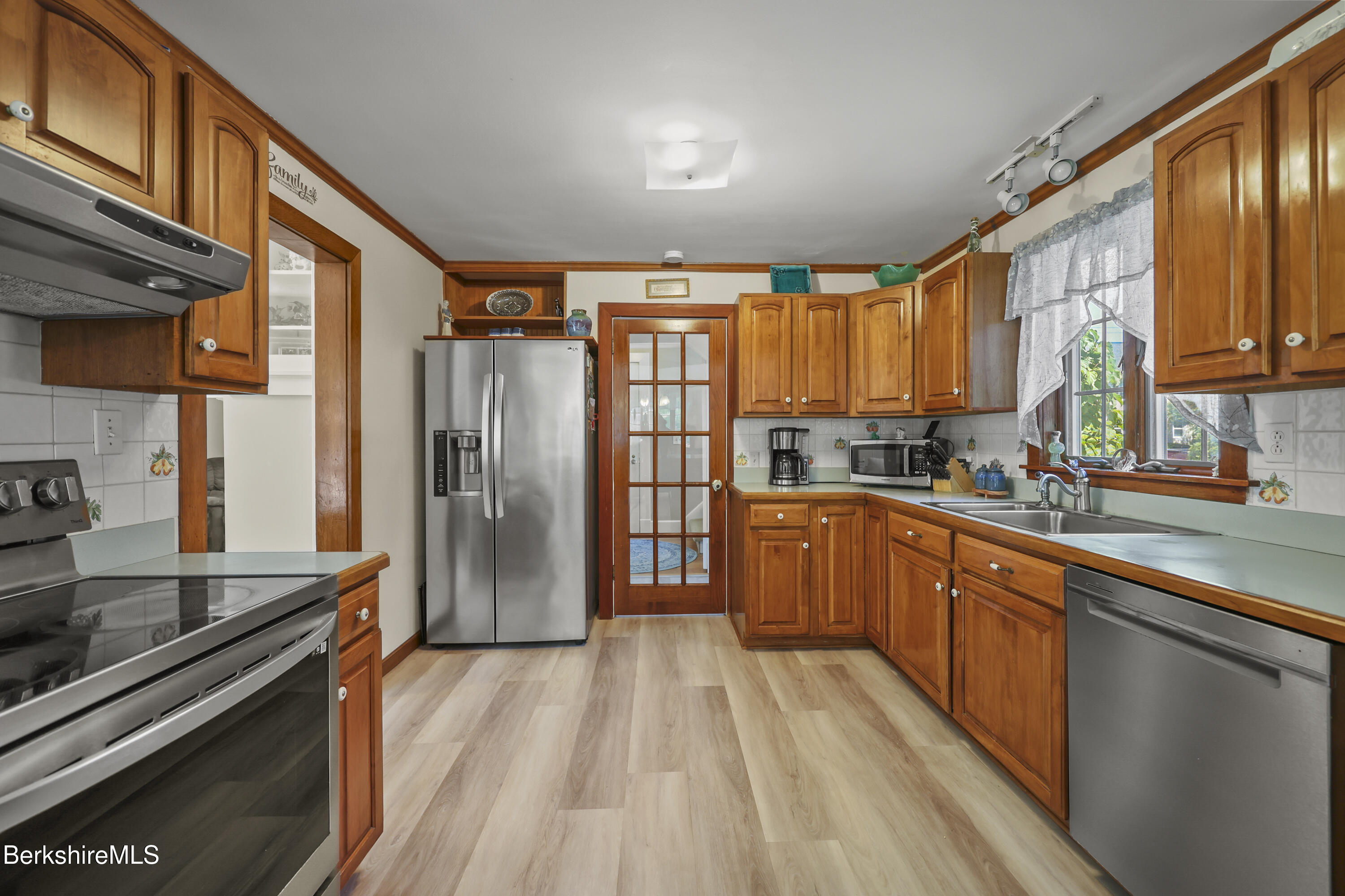 61 Harding Street Pittsfield, MA 01201 - Photo 20 of 48 90 Kitchen