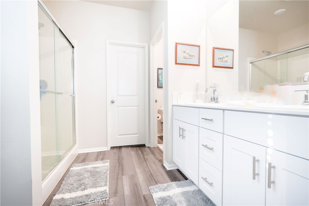 15630 Raptor Road Moreno Valley, CA 92551 - Photo 20 of 25 a view of a hallway with bathroom