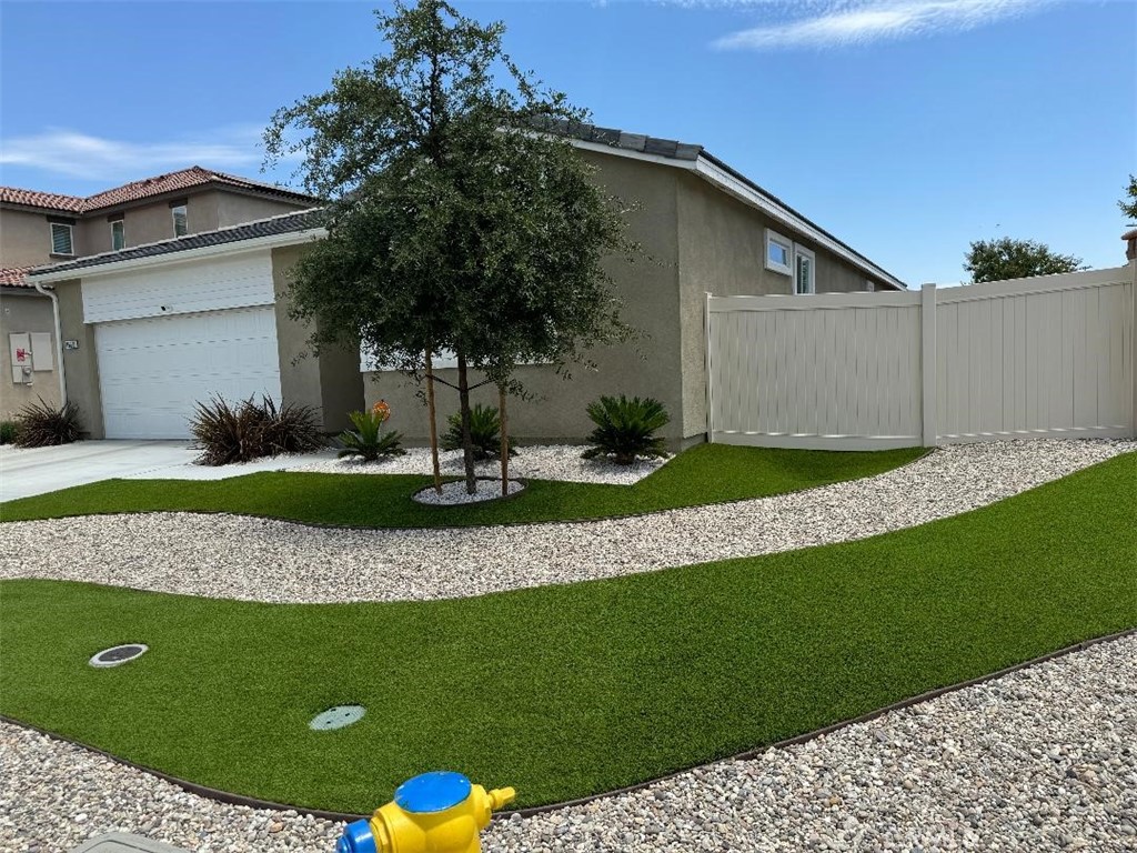 15630 Raptor Road Moreno Valley, CA 92551 - Photo 4 of 25 a view of a house with a garden