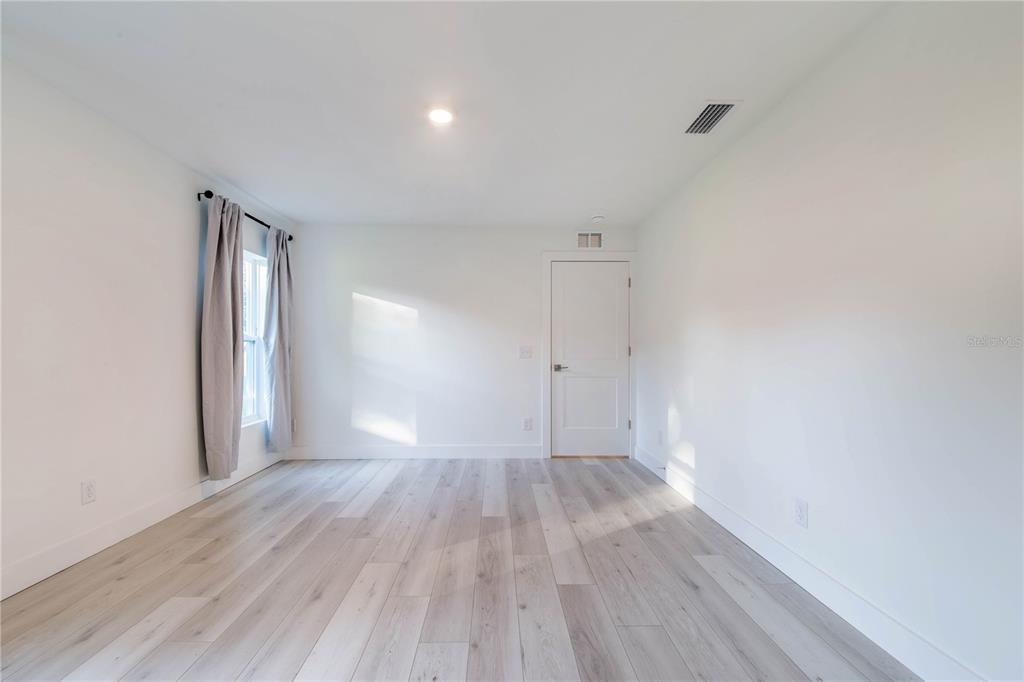 500 9th Street Northeast Fort Meade, FL 33841 - Photo 25 of 33 a view of an empty room and wooden floor