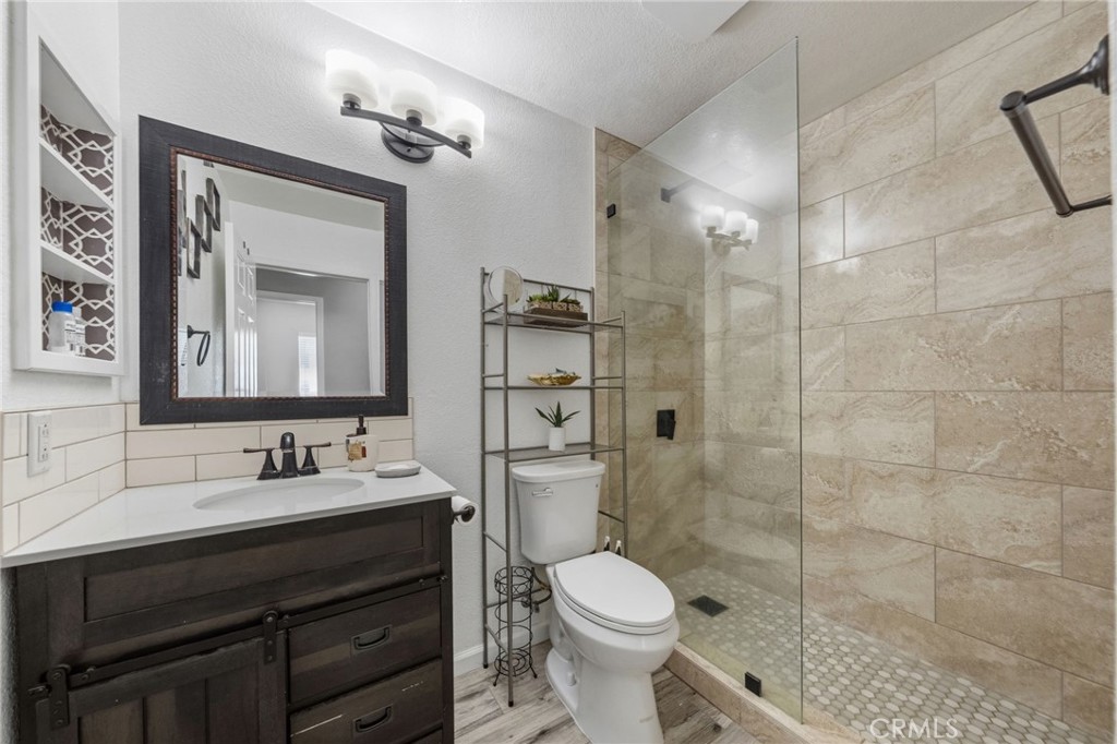 43176 Corte Calanda Temecula, CA 92592 - Photo 20 of 53 Hallway Bath