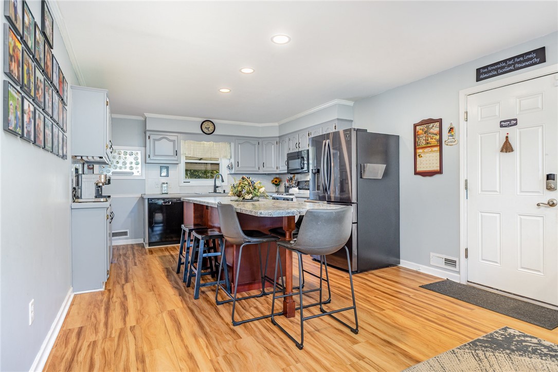 93 Lalanne Road Henrietta, NY 14623 - Photo 11 of 28 STUNING KITCHEN