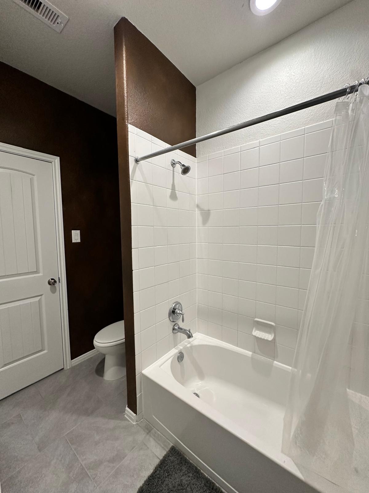 3322 Harvest Meadow Lane Rosenberg, TX 77471 - Photo 16 of 39 a spacious bathroom with a bathtub and a toilet
