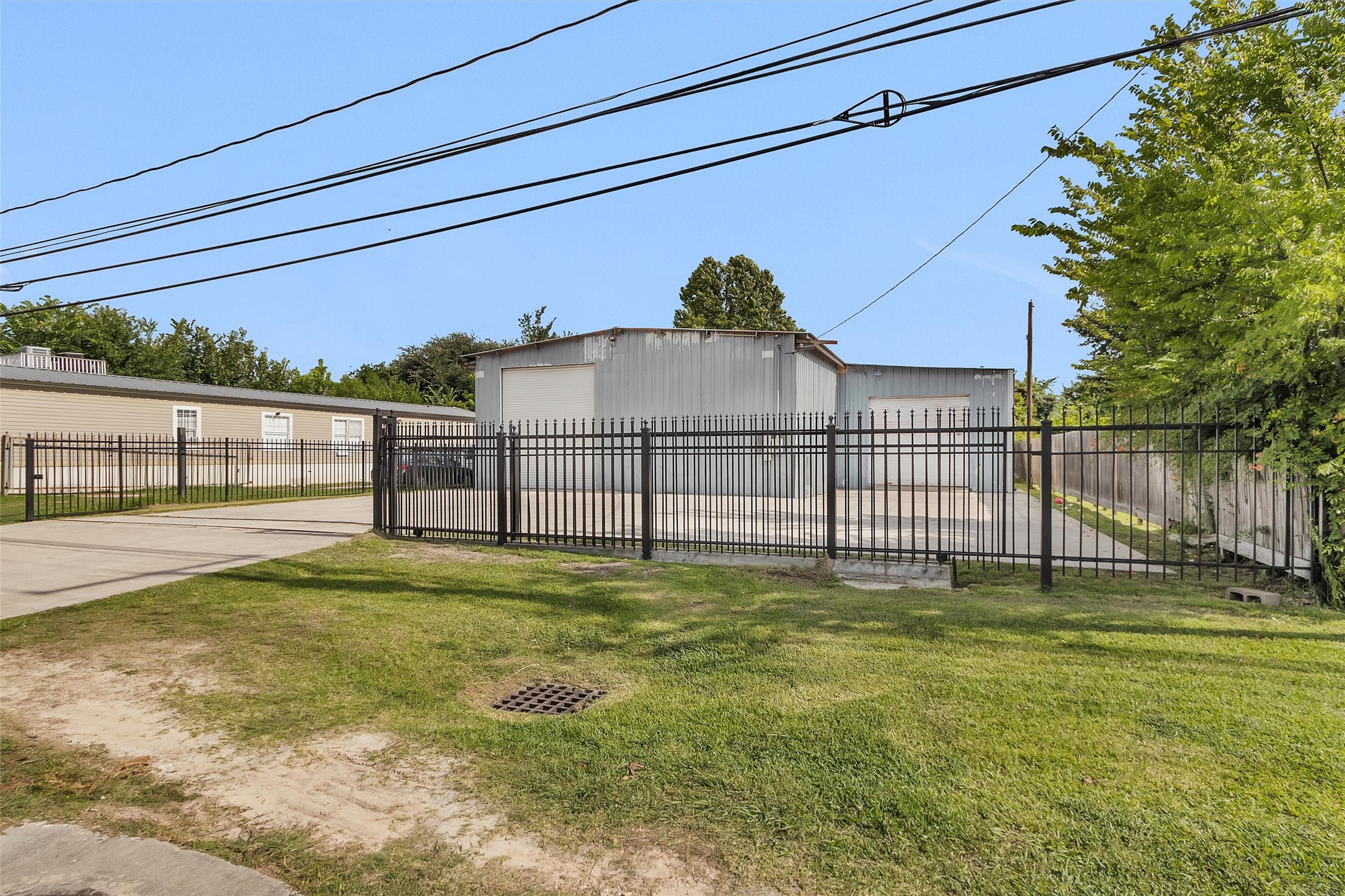 207 Aldine Mail Rte Road Houston, TX 77037 - Photo 3 of 44