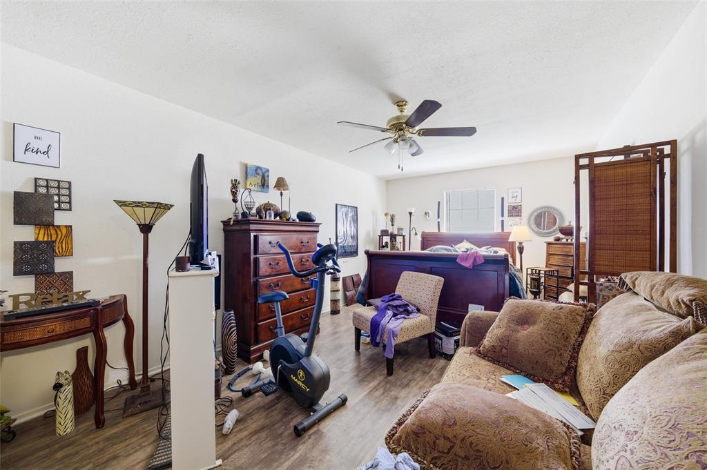 1507 McFerrin Avenue, Unit 9 Waco, TX 76708 - Photo 20 of 26 a living room with furniture a air conditioner and a window