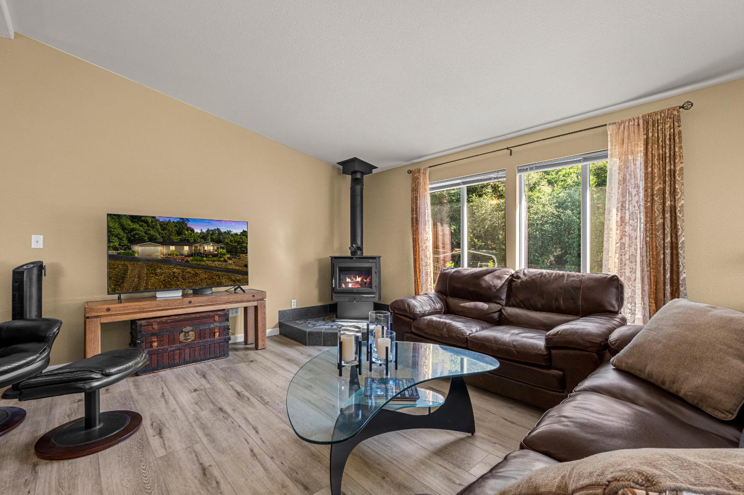 9425 Mosquito Road Placerville, CA 95667 - Photo 33 of 74 a living room with furniture and a flat screen tv