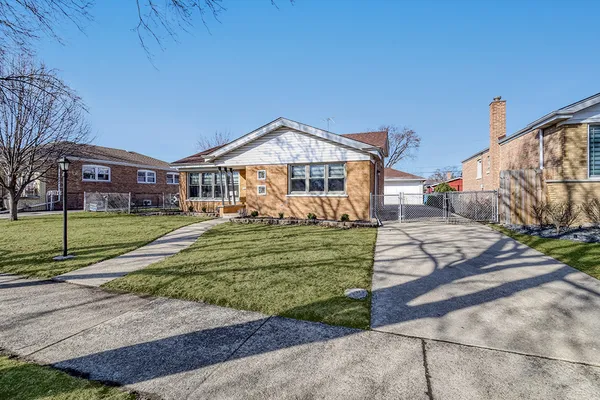 $390,000 | 10112 Cook Avenue, Oak Lawn, IL 60453