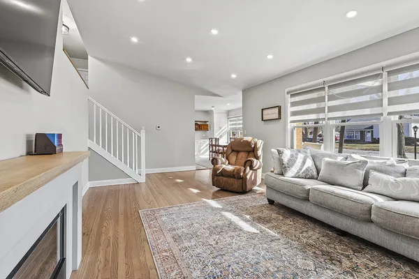 $390,000 | 10112 Cook Avenue, Oak Lawn, IL 60453