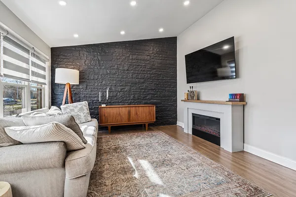 $390,000 | 10112 Cook Avenue, Oak Lawn, IL 60453